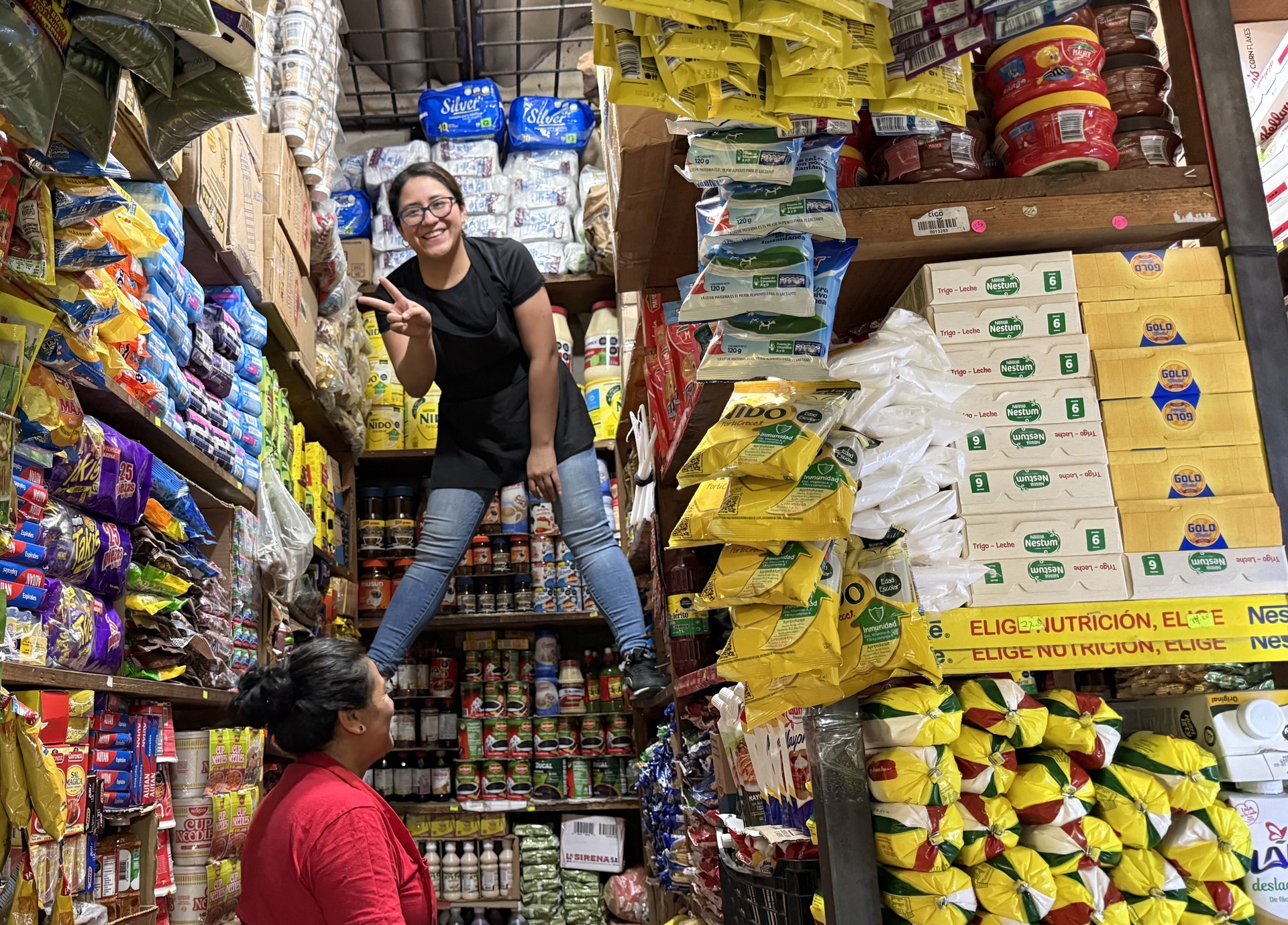 Interior de la tienda con estantes llenos de abarrotes, sopas y productos variados