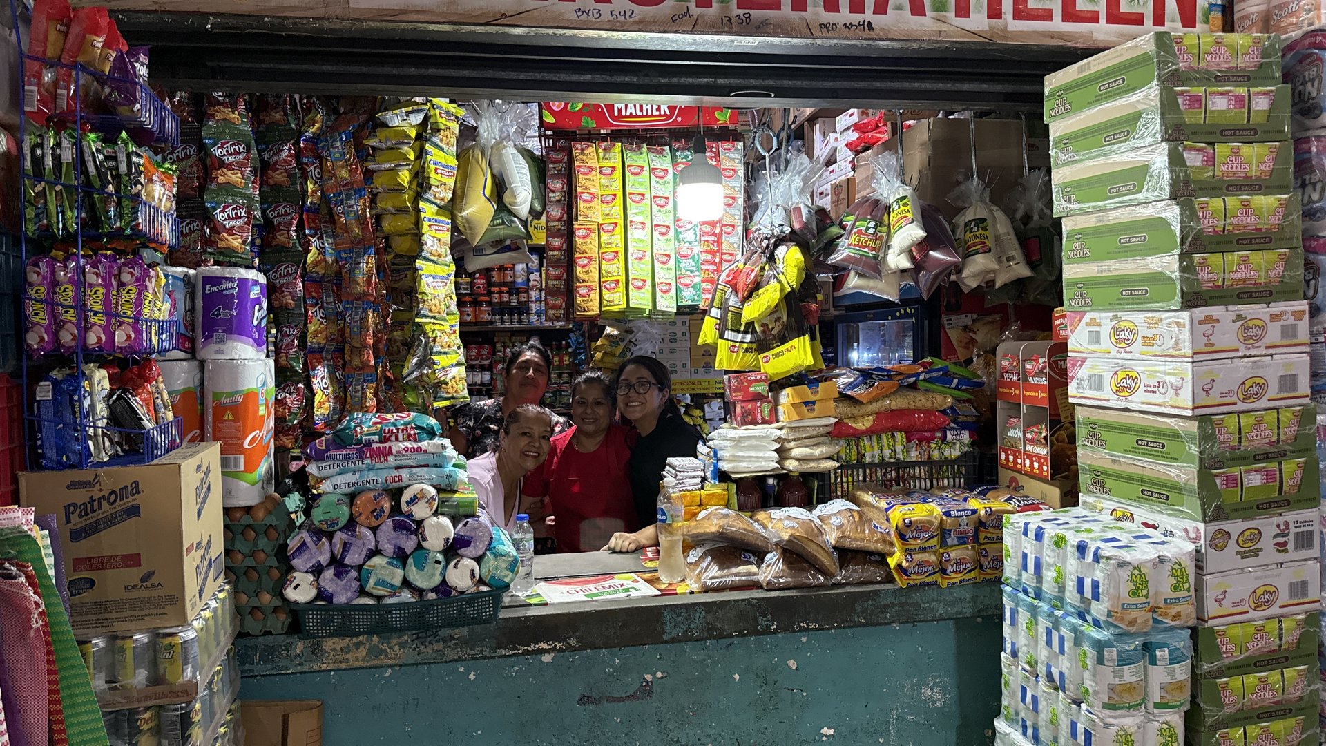 Vista del mostrador de Abarrotería Hellen con el equipo y productos a la vista