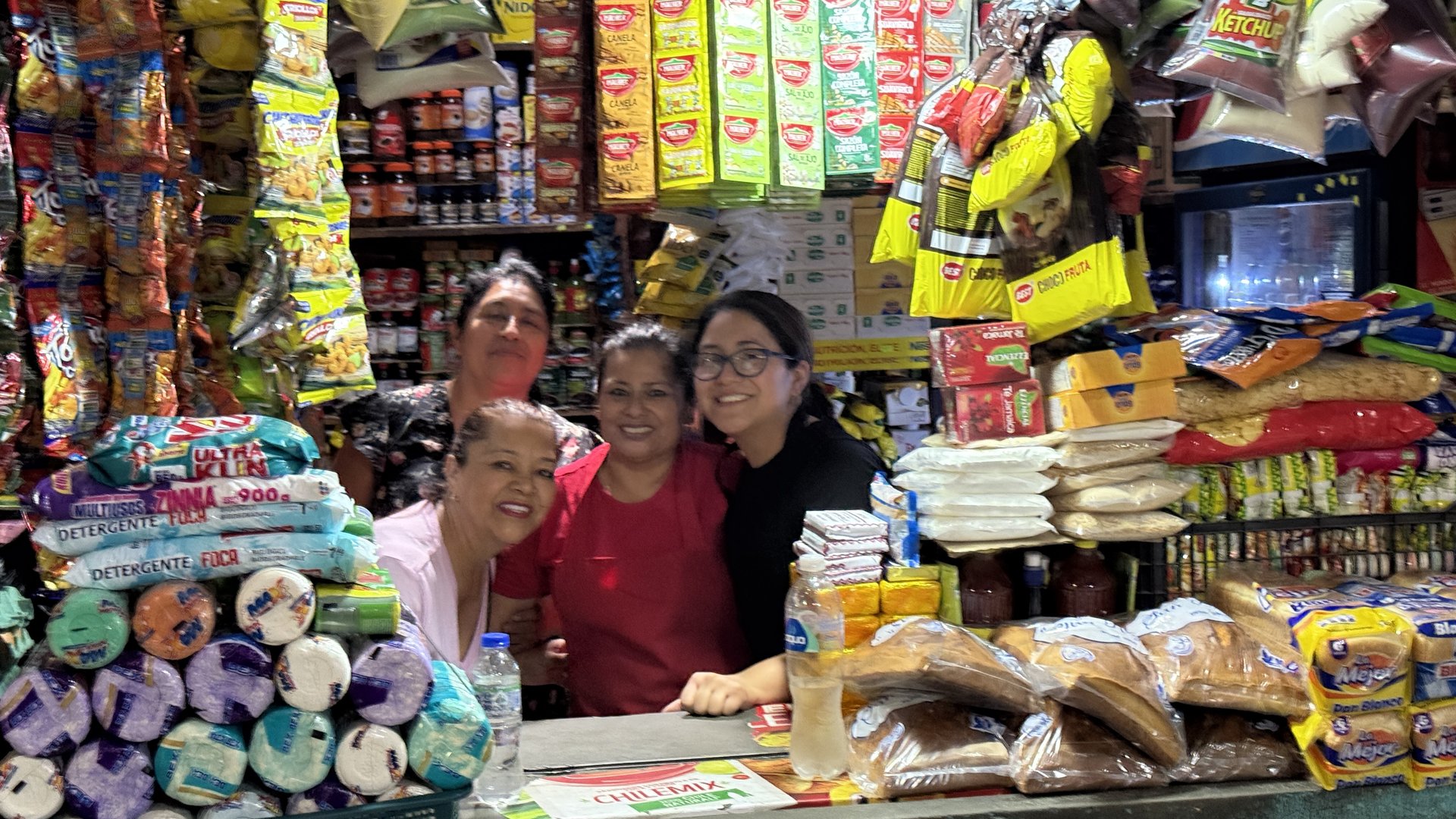 Cuatro integrantes del equipo de Abarrotería Hellen posando juntas rodeadas de productos