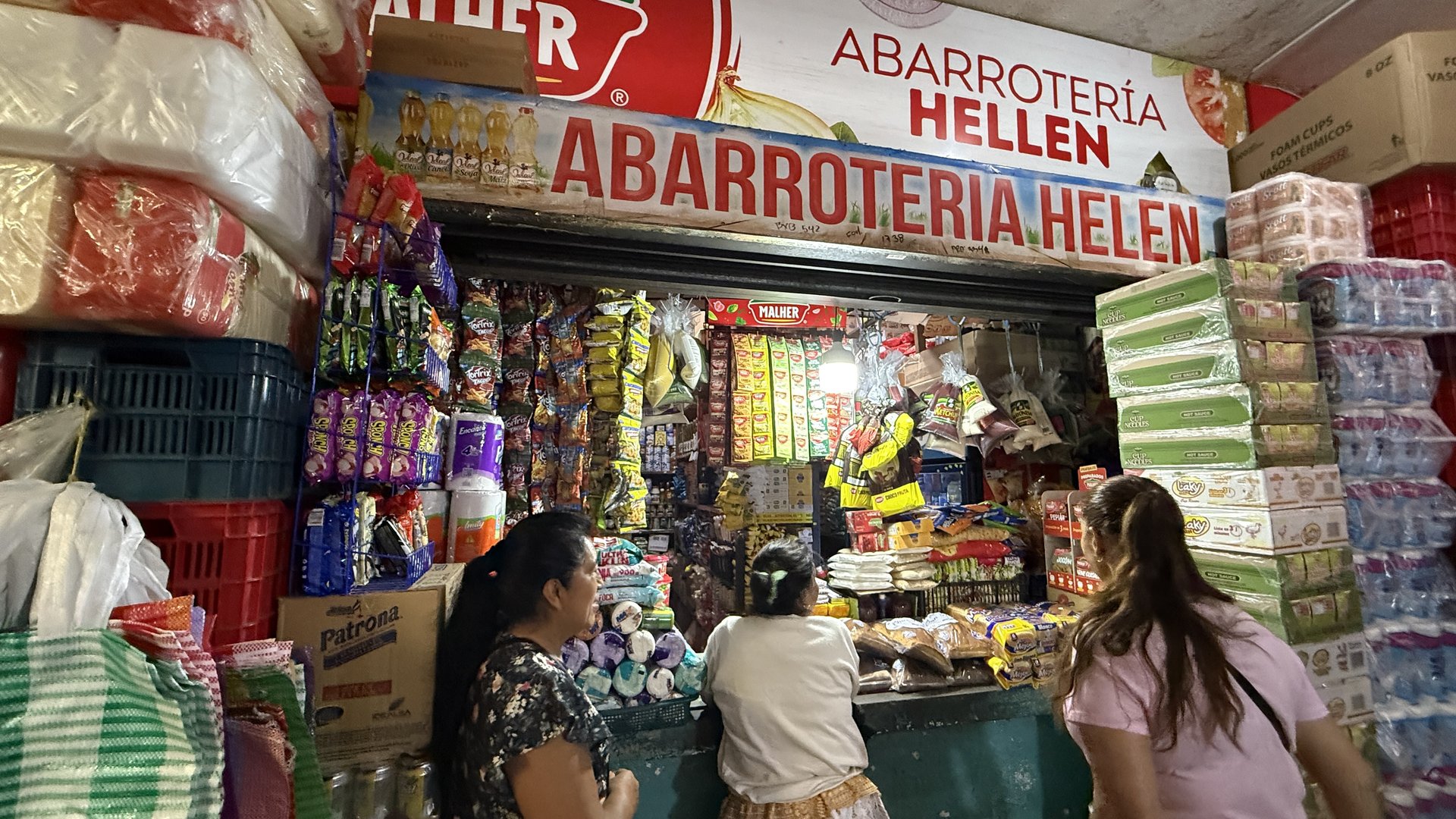 Fachada de Abarrotería Hellen en la Terminal de Buses de Huehuetenango